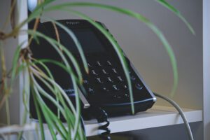 czarny telefon